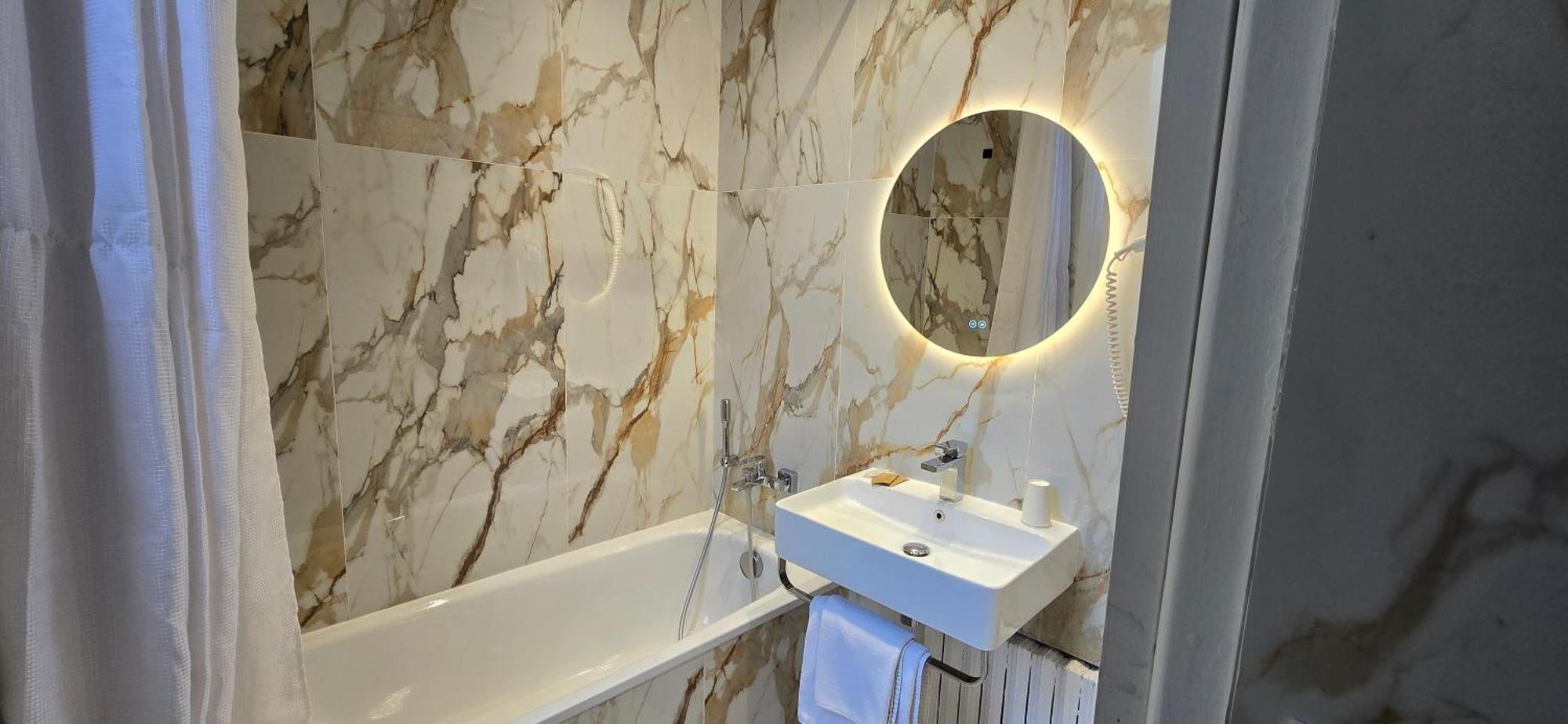 Camelia Prestige - Place De La Nation Hotel 2*
